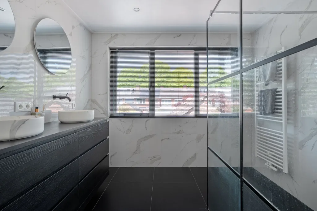 Salles de bain - Modernised Semi-detached House with Garden in Almelo