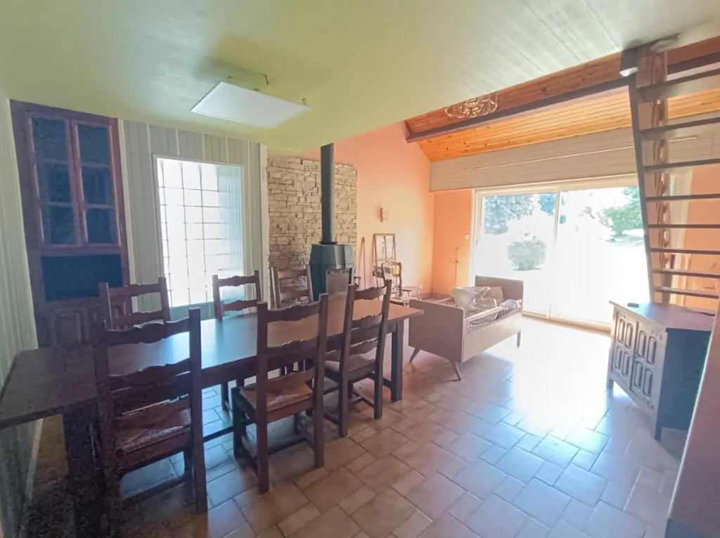 Salle à manger - Maison d'Architecte Atypique avec Jardin à Saint-Goazec