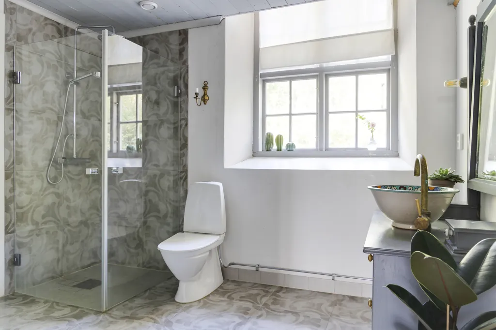 Bathrooms - Historic Villa with River View in Norrmannebo