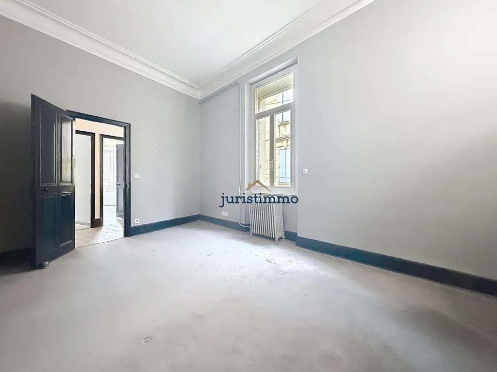 Toad - Haussmannian Apartment with Covered Terrace in Orange