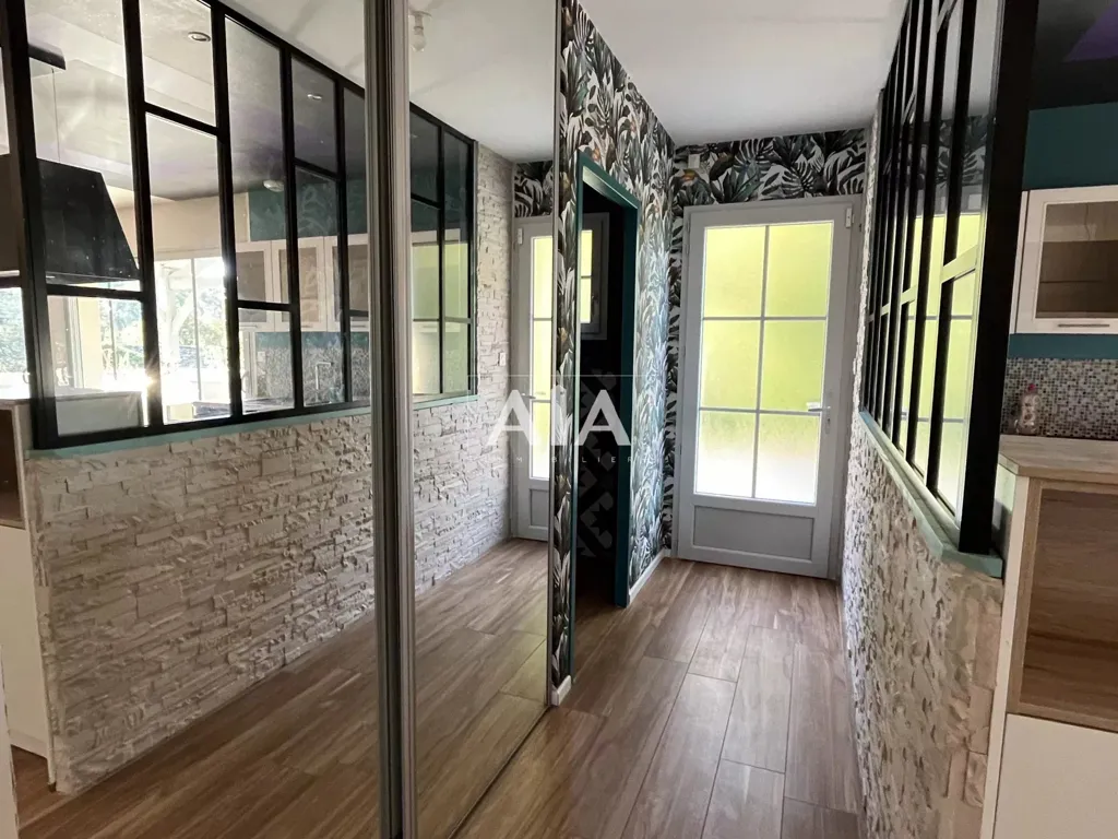 Esik - Contemporary House with Panoramic View in Montignac-sur-Charente