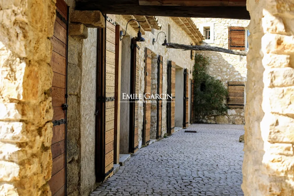 Aed - Rustic Mas with Pool in Provence