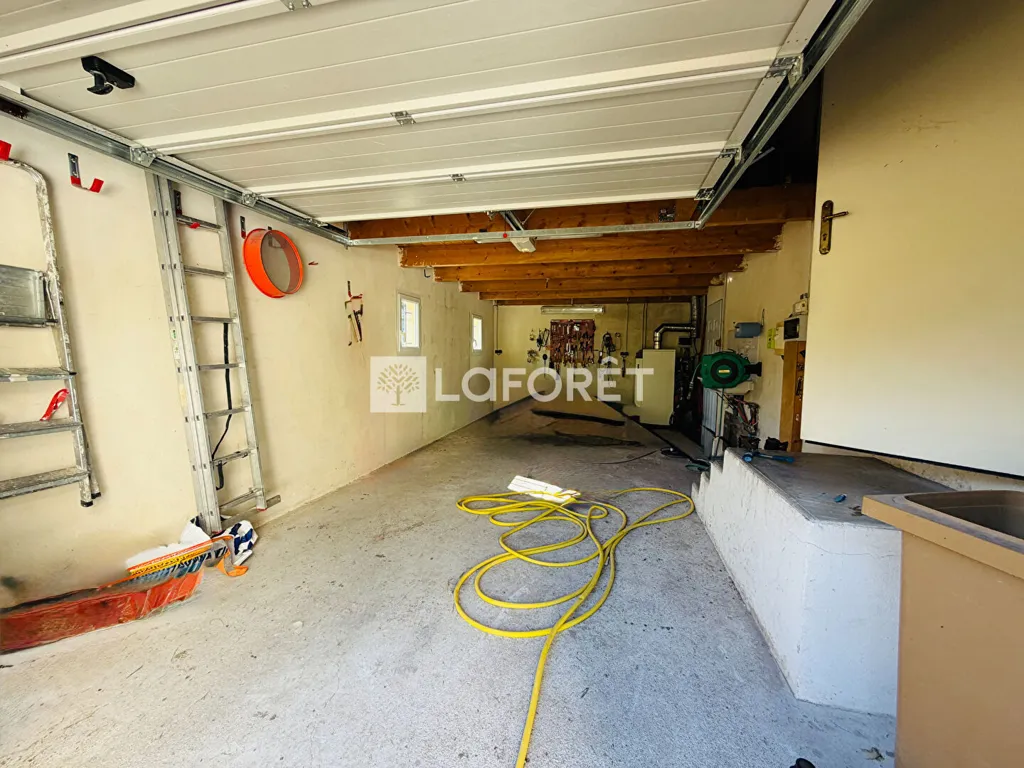 Garage - Contemporary Villa with Terrace in Velleron