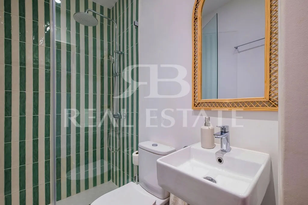 Bathrooms - Renovated Apartment with River View in Restelo