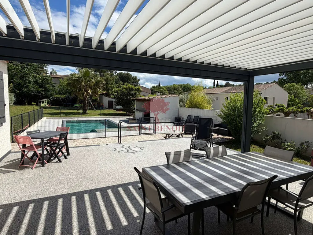 Terrasse - Villa avec Piscine à Gignac