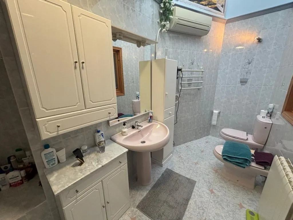 Bathrooms - Villa with Sea View and Pool in Cómpeta