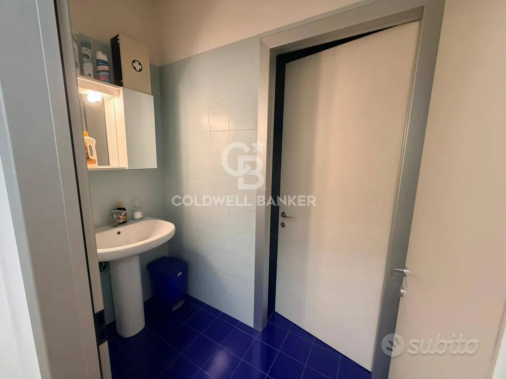 Bathrooms - Office with Private Parking in Florence