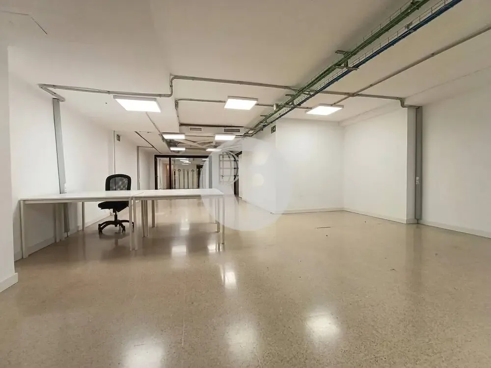 Bureau - Commercial Space with Large Facade in Comte Borrell