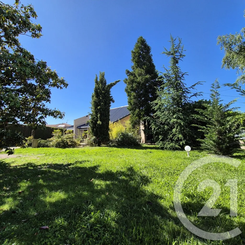 Aed - Architectural House with Garden in Roanne