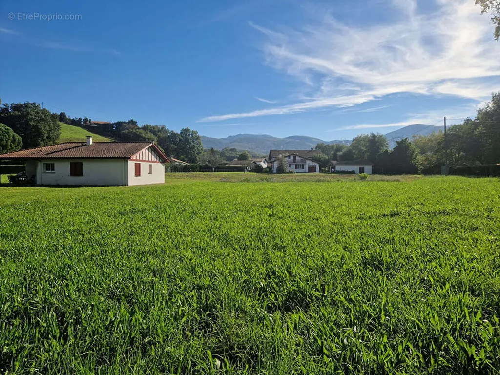 Aed - Constructible Plot with Garden in Urrugne