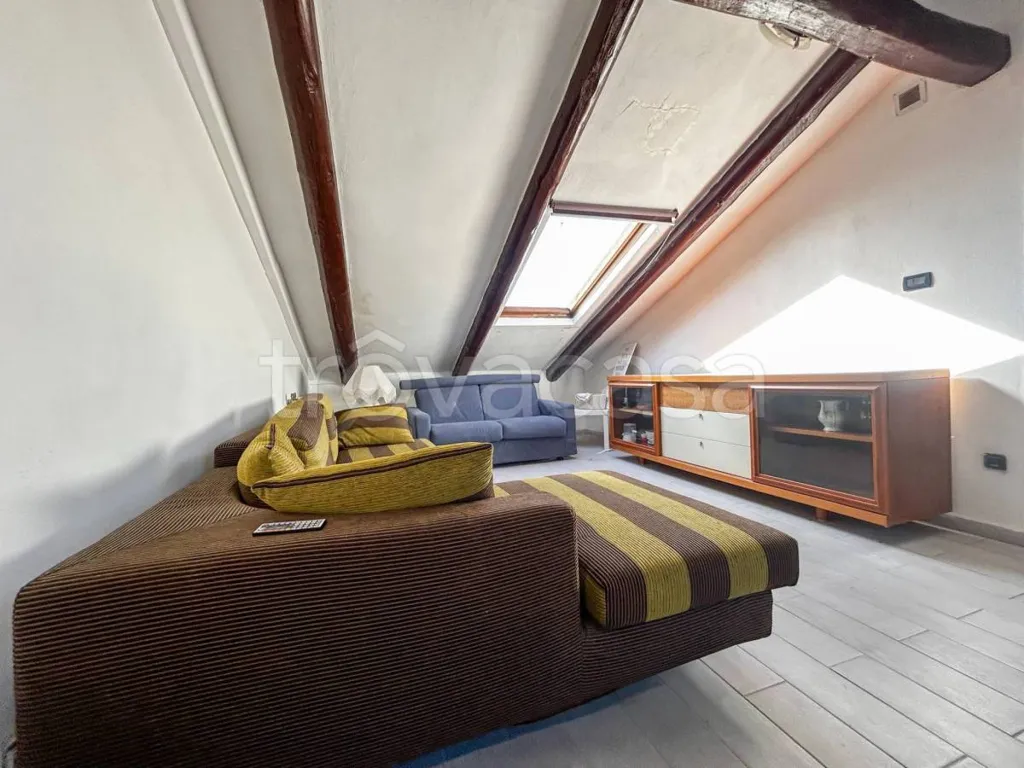 Toad - Rustic Mansard Apartment with Velux Windows in Santena