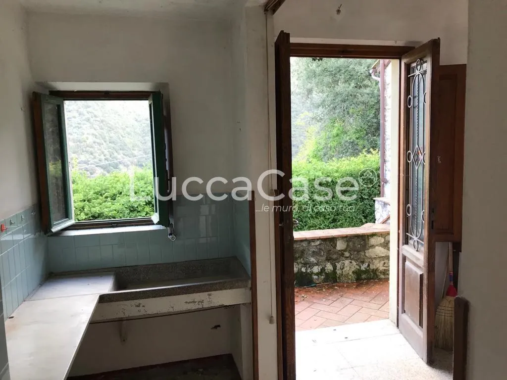 Cucina - Rustico con vista montagna e giardino a Lucca