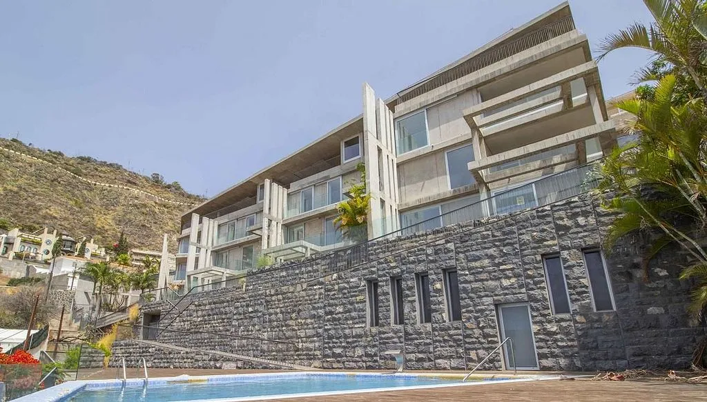 Piscine - Contemporary Townhouse with Pool in Ifara