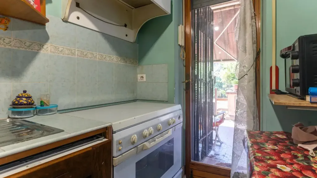Köök - Three-Bedroom Apartment with Garden in Garbatella, Rome