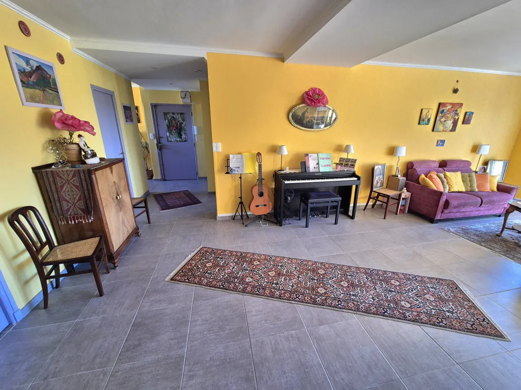 Elutuba - Top-Floor Apartment with View in Alès