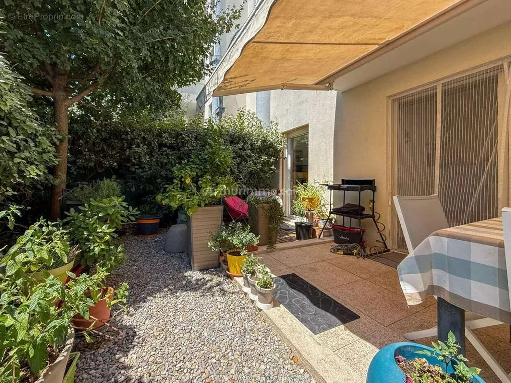 Terrass - 2-Bed Flat with South-Facing Garden in Draguignan