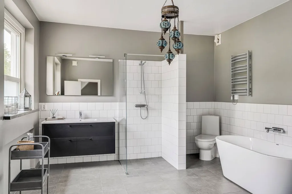 Salles de bain - Generous Family Home with Development Potential in Tyringe