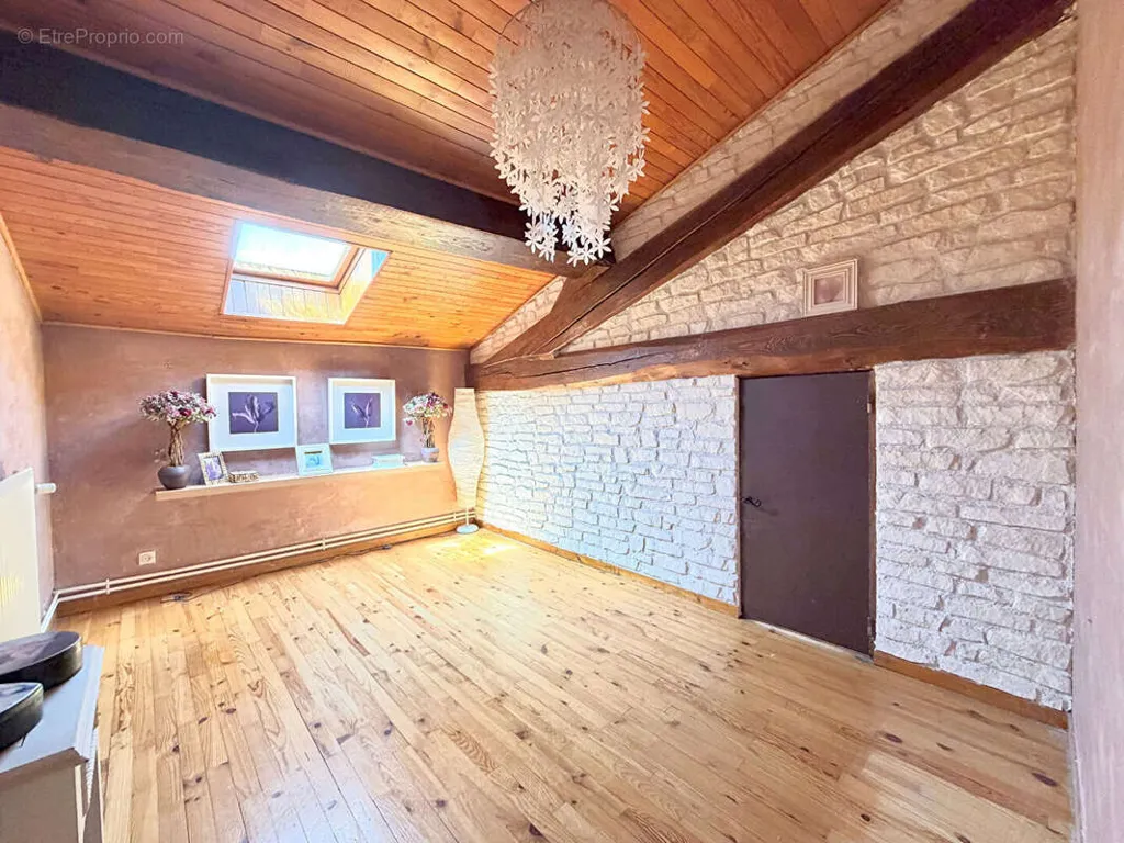 Pièces - Appartement Duplex Calme avec Vue Cour à Couriot