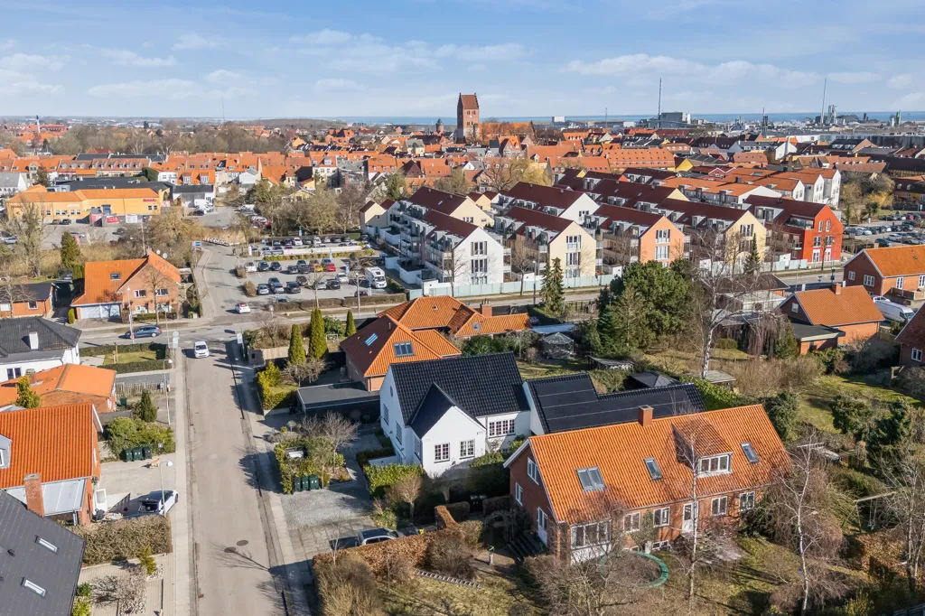 Vue aérienne - Villa with Solar Panels near Køge Torv
