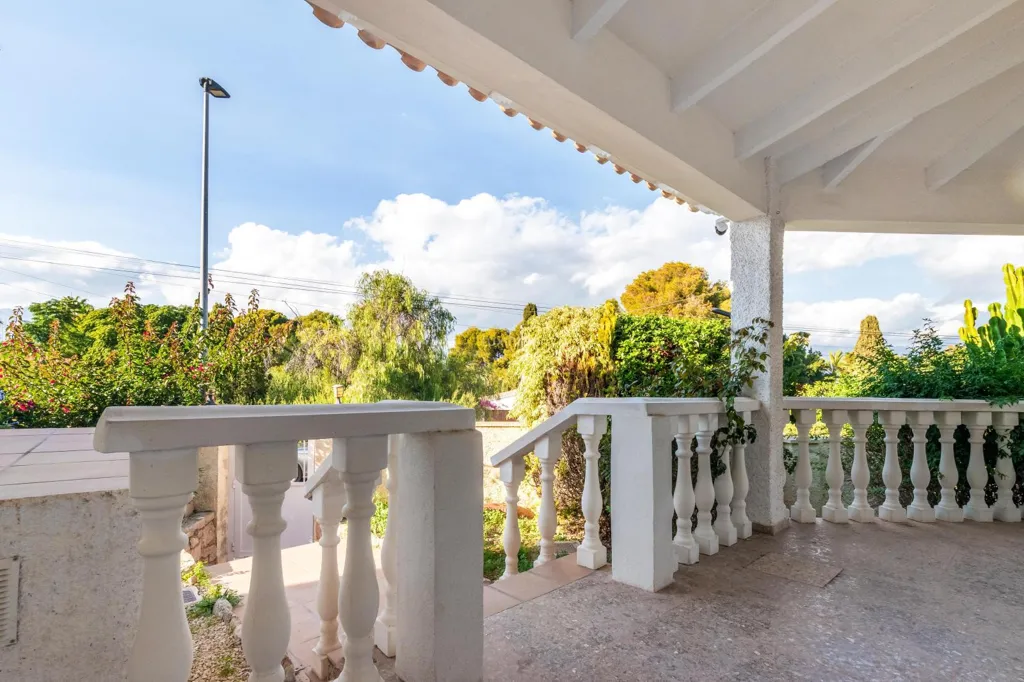 Terrass - Detached House with Redevelopment Potential in L'Albir