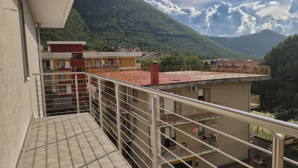 Balcon - Rear-Facing Apartment with Solarium in Solofra