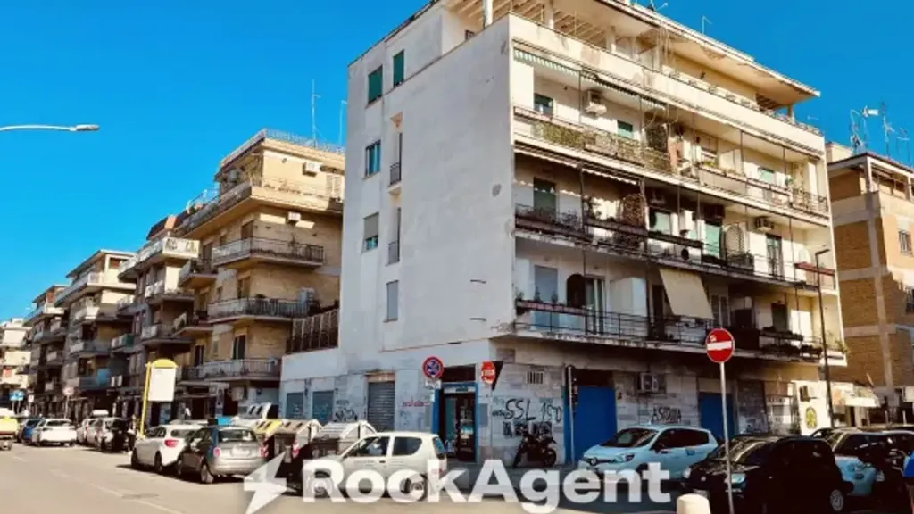 Außenansicht - 2-Bedroom Apartment with Balcony in Rome