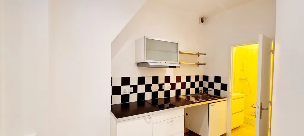 Kitchen - Studio with Private Courtyard in Paris 75017