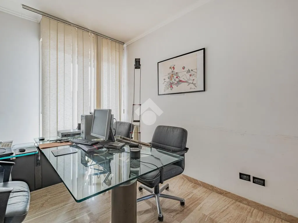 Bureau - South-Facing Apartment with Terrace in Rome