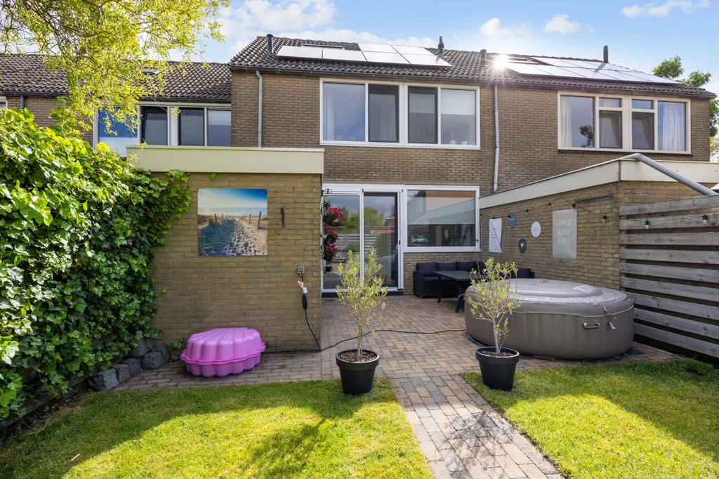 Aed - Modernised Semi-Detached House with Garden in Marum
