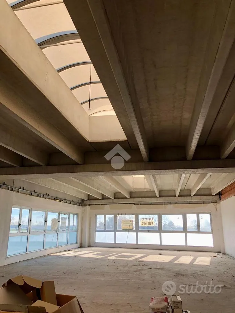 Pièces - Office Space with Parking in Urgnano