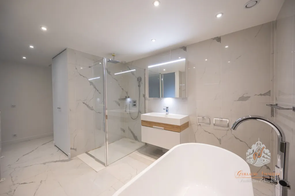 Salles de bain - Appartement Luxueux avec Parquet Versailles à Paris