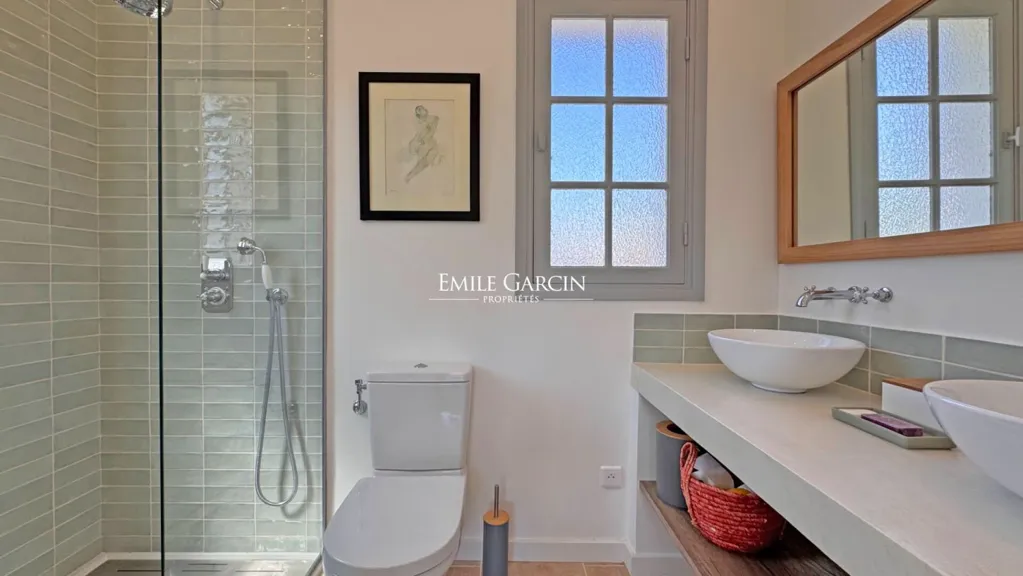 Salles de bain - Maison Rénovée avec Piscine près des Plages du Cap d'Antibes