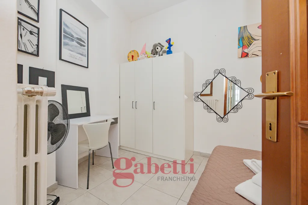 Camere da letto - Appartamento con terrazzino in stabile d'epoca a Milano
