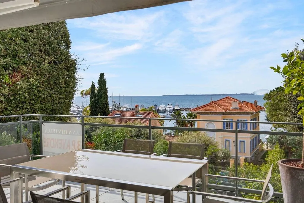 Terrasse - Appartement Luxueux avec Vue Mer à Antibes