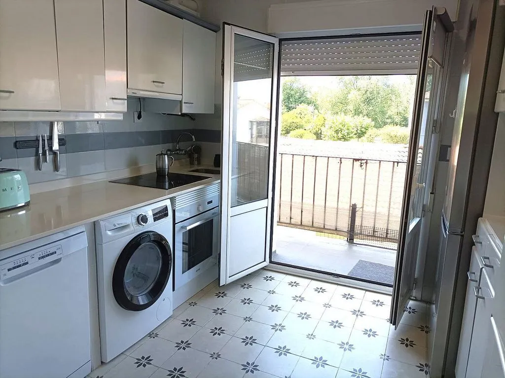 Köök - 2-Bedroom Flat with Balcony in Barreda