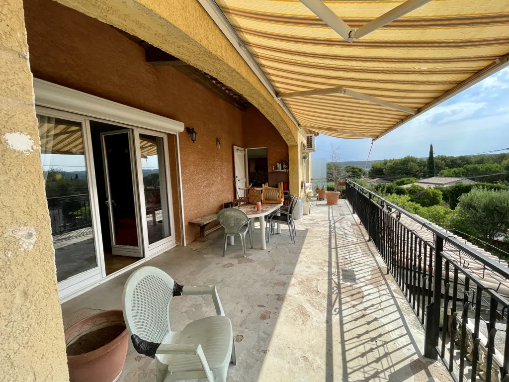 Terrace - Villa with Three Apartments and Garden in Nice Area