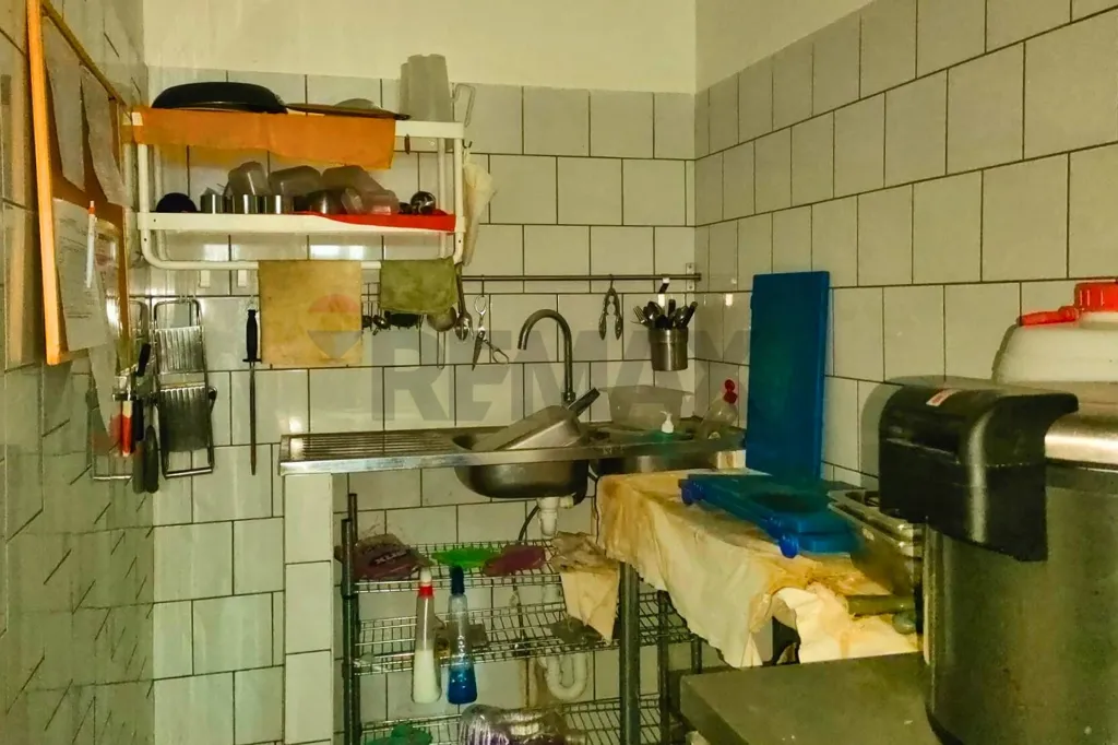 Cuisine - Commercial Space with Vitrine in Piana del Sole, Rome