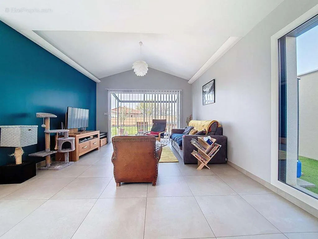 Séjour - Maison contemporaine avec piscine à Mions
