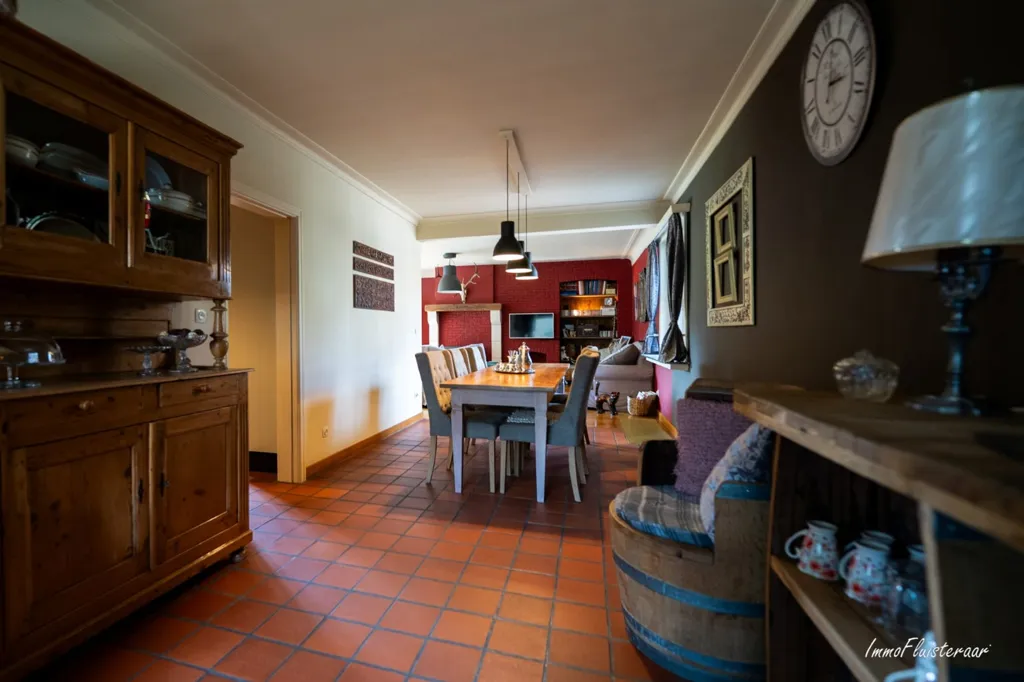 Salle à manger - Villa avec Piste Éclairée et Stalles à Geel