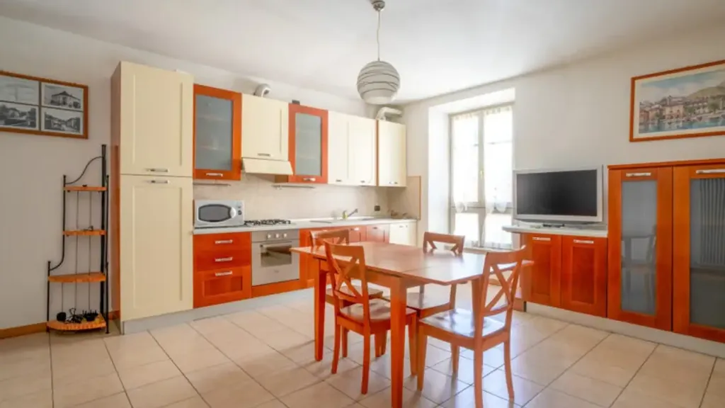 Söögituba - Lakefront Apartment with Garage in Menaggio