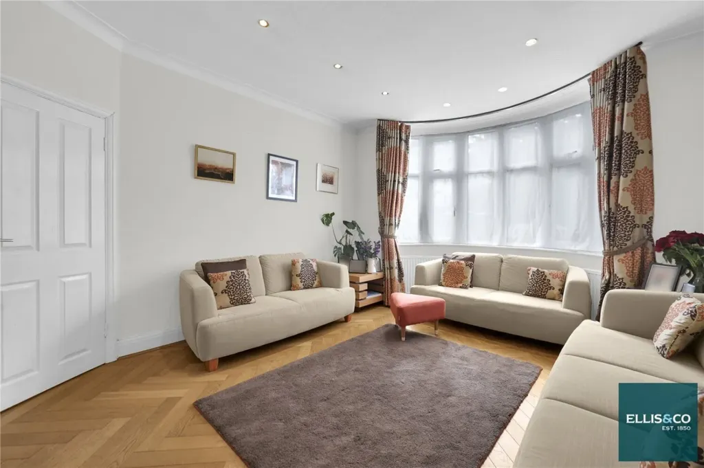 Living Room - 6-bedroom house in Barnet