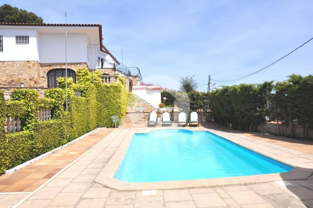 Piscine - Luxury Villa with Pool in Santa Susanna