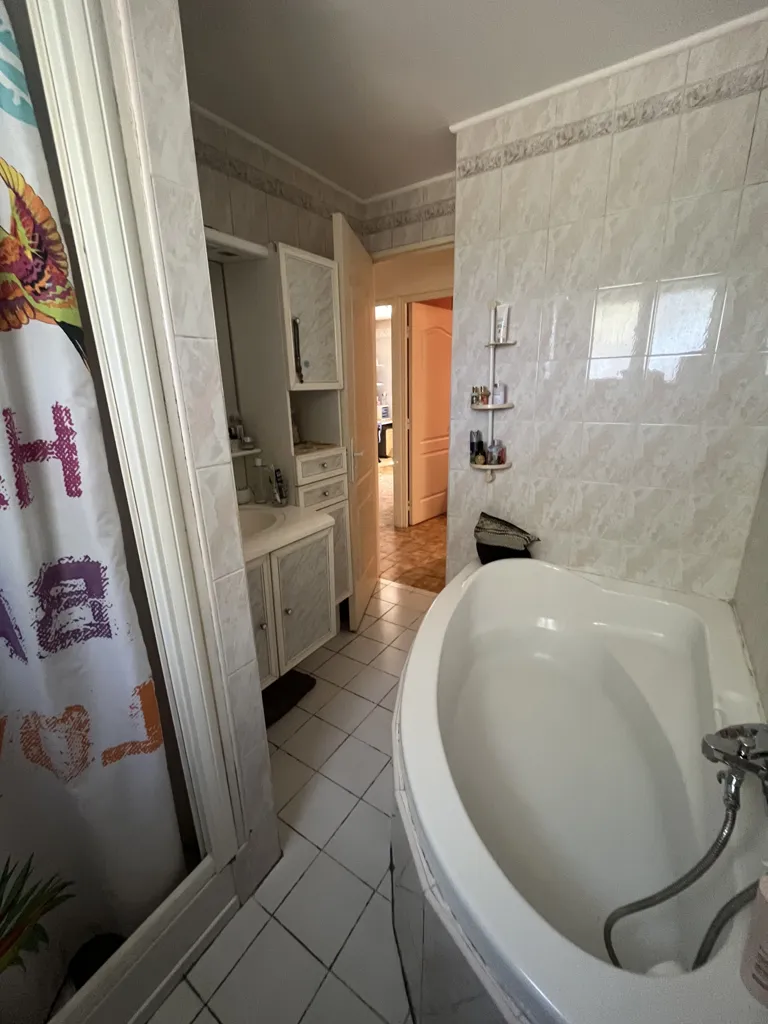 Bathrooms - 6-Bedroom House with Pool on Wooded Plot in Calm Area