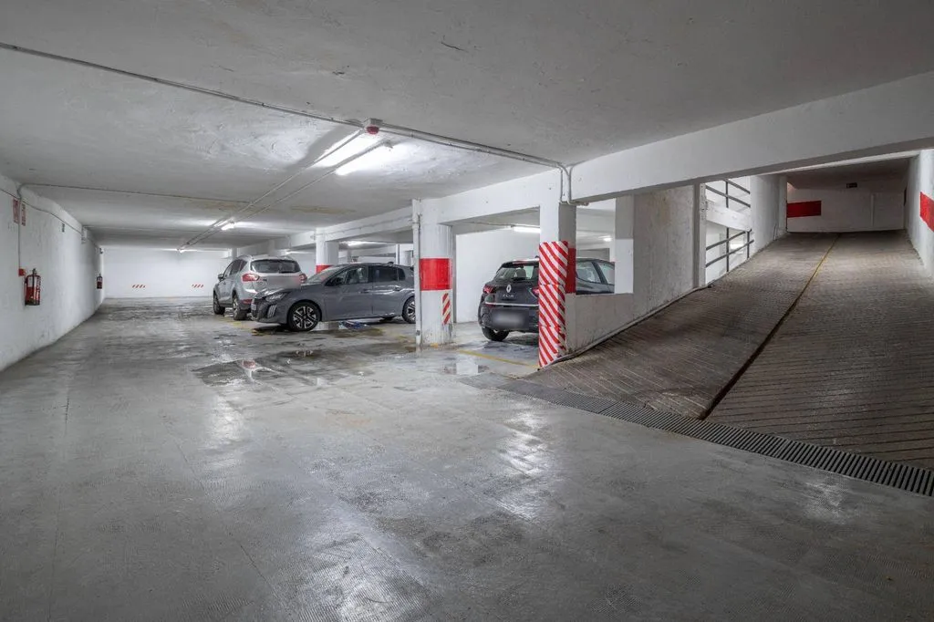 Garaaž - Luxury Flat with Balcony in Gran Capitán, Granada