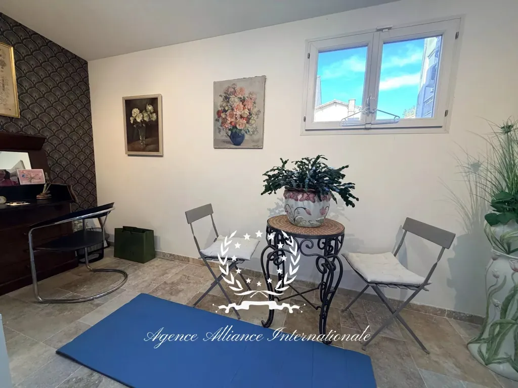Office - Spacious 3-Bedroom Apartment in Cannes