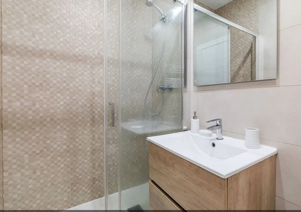 Bathrooms - Furnished Flat with AC in Chamartín, Madrid