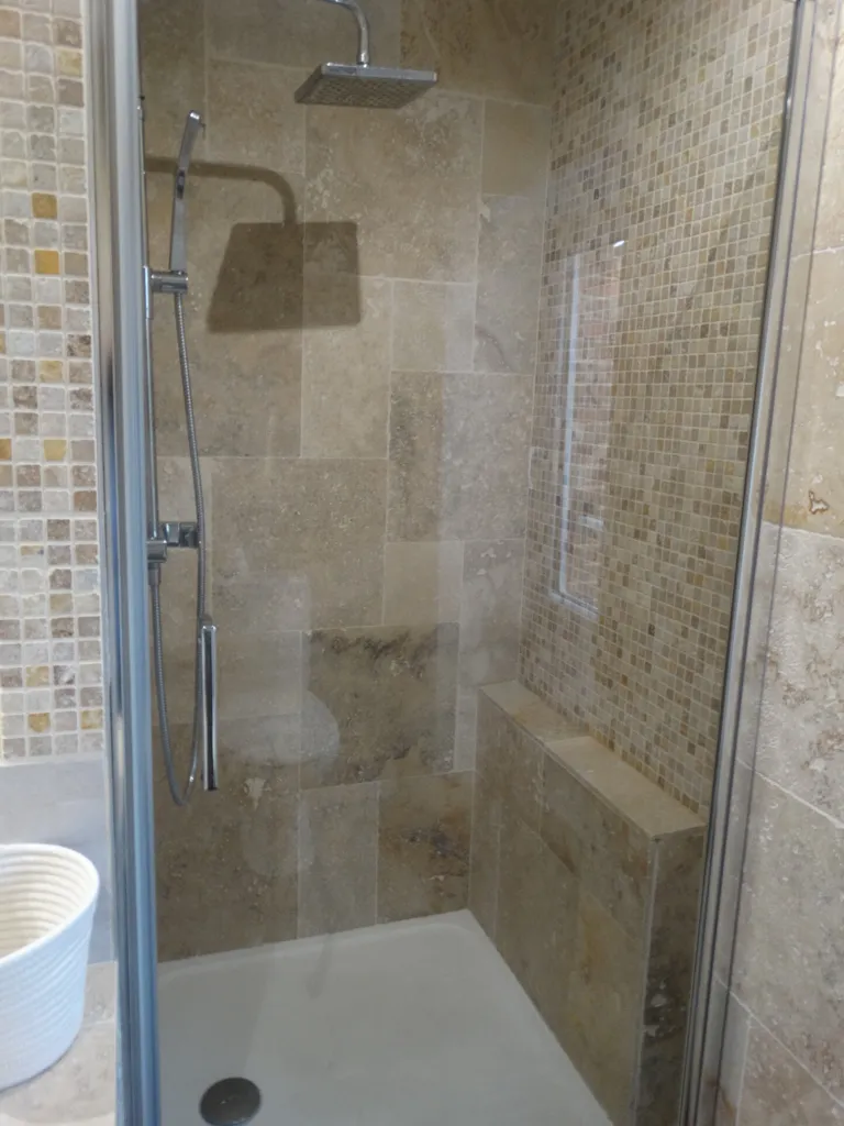 Salles de bain - Ensemble Immobilier avec Gîte en Drôme des Collines