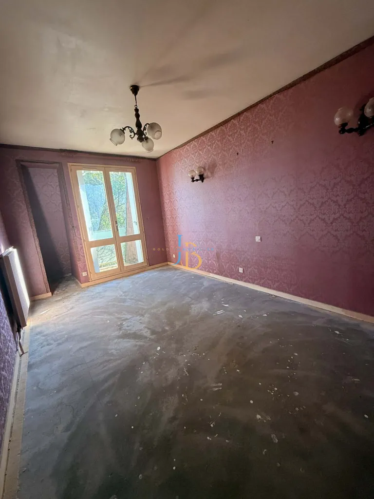 Rooms - Renovatable House with Double Terrace in Bourges