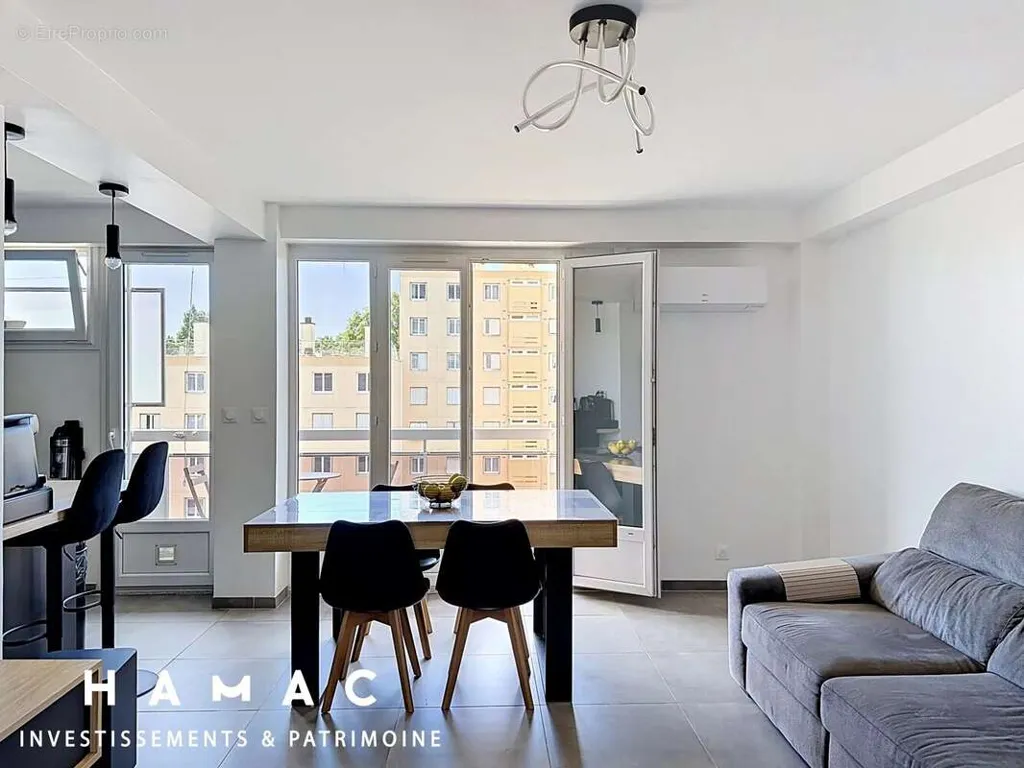 Séjour - Appartement Rénové T4 avec Balcon à Lyon