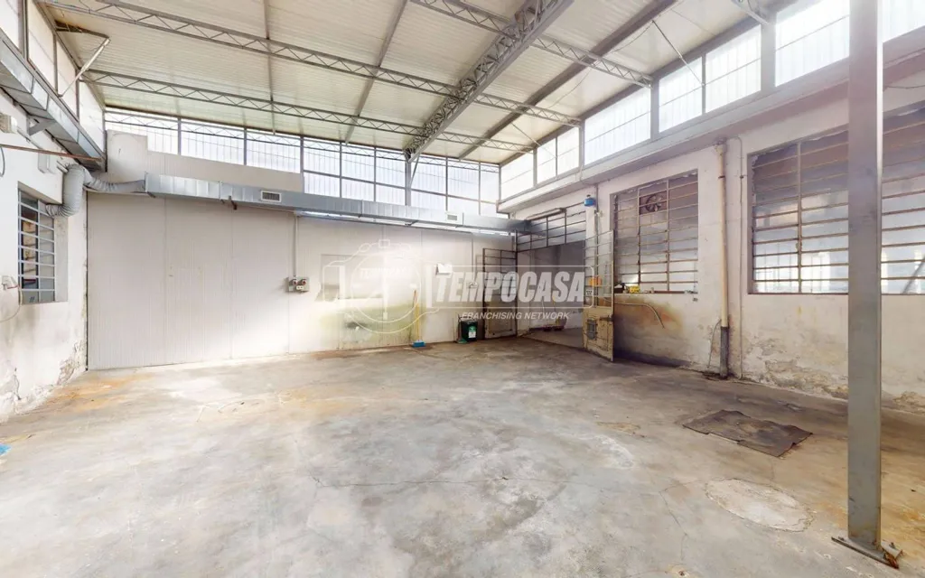 Garaaž - Warehouse with Development Potential in Turin